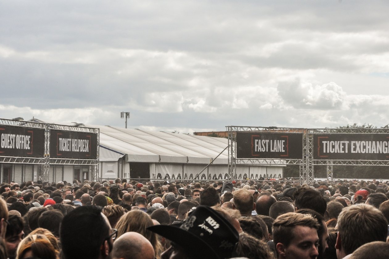Impressionen und Atmosphäre vom belgischen XXL-Metaltreffen. – Einlass.