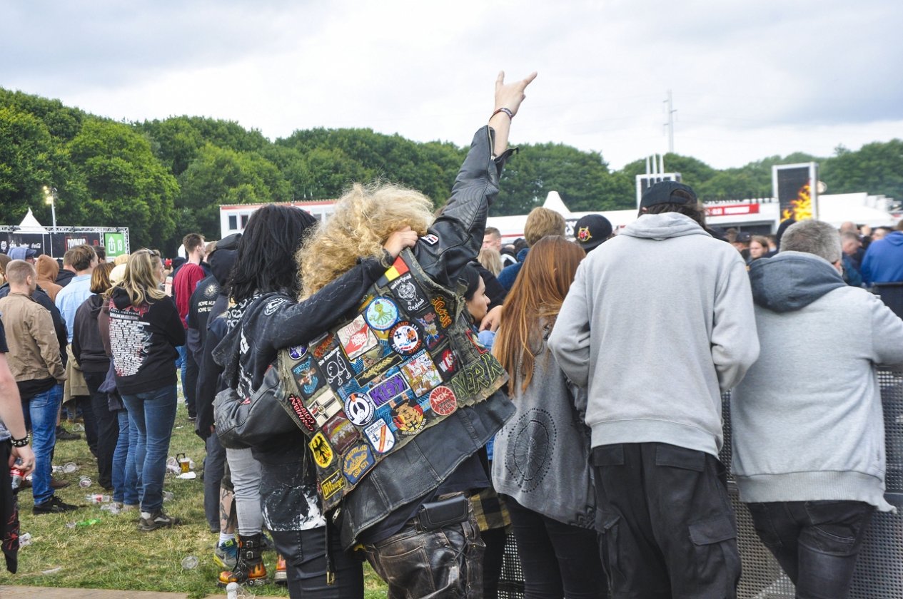 Impressionen und Atmosphäre vom belgischen XXL-Metaltreffen. – Feierei!