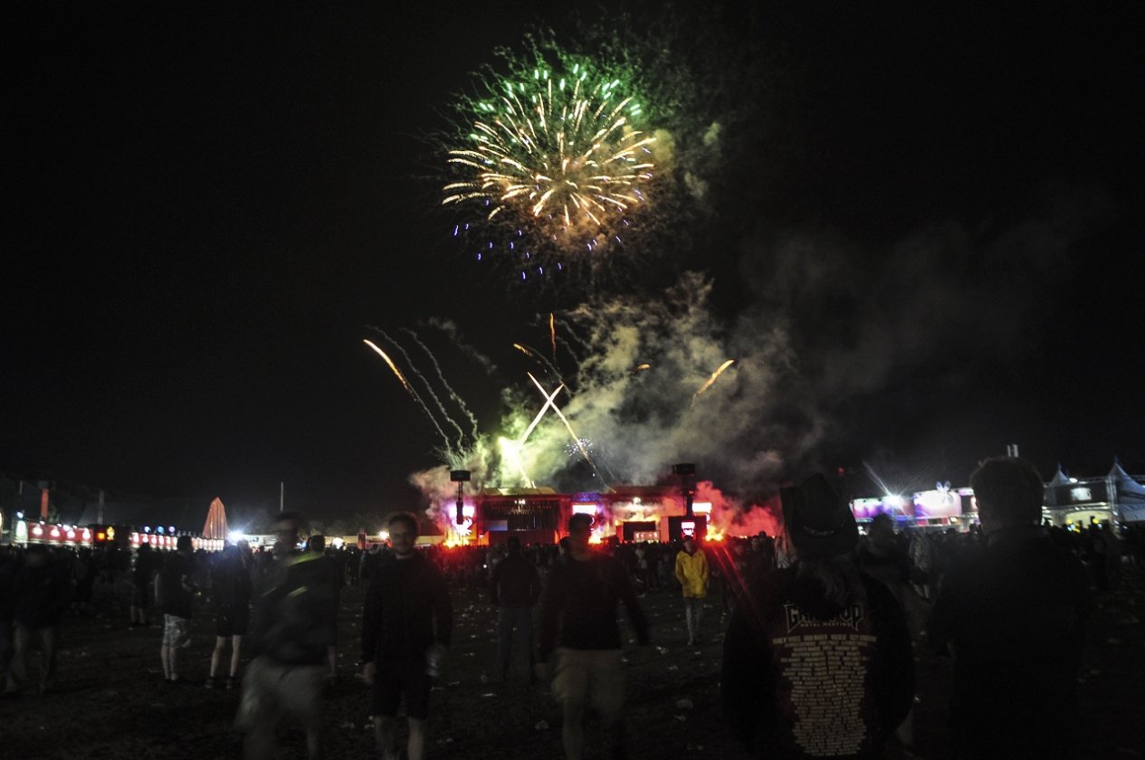 Impressionen und Atmosphäre vom belgischen XXL-Metaltreffen. – Feuerwerk.
