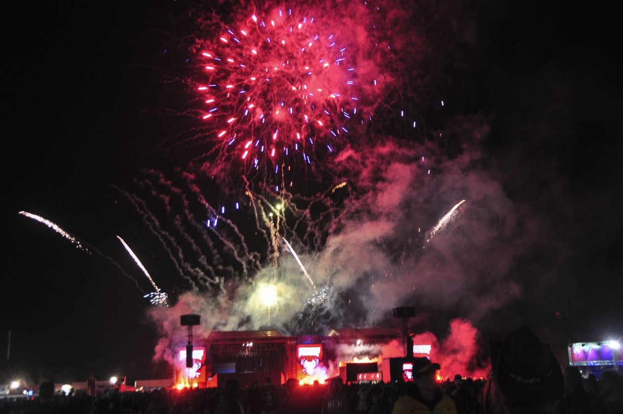 Impressionen und Atmosphäre vom belgischen XXL-Metaltreffen. – Feuerwerk.