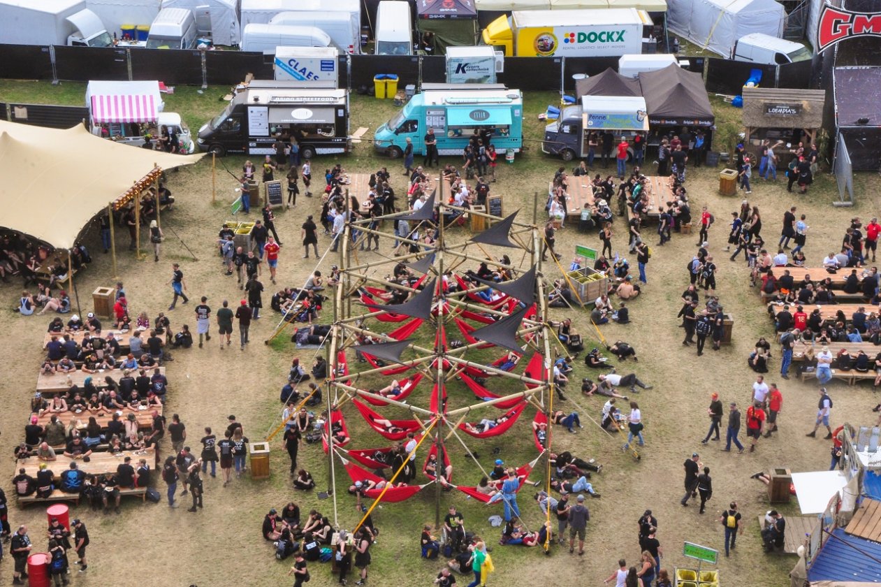 Impressionen und Atmosphäre vom belgischen XXL-Metaltreffen. – Hängematten.