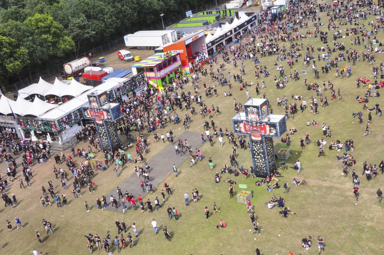 Impressionen und Atmosphäre vom belgischen XXL-Metaltreffen. – Hinten luftig …