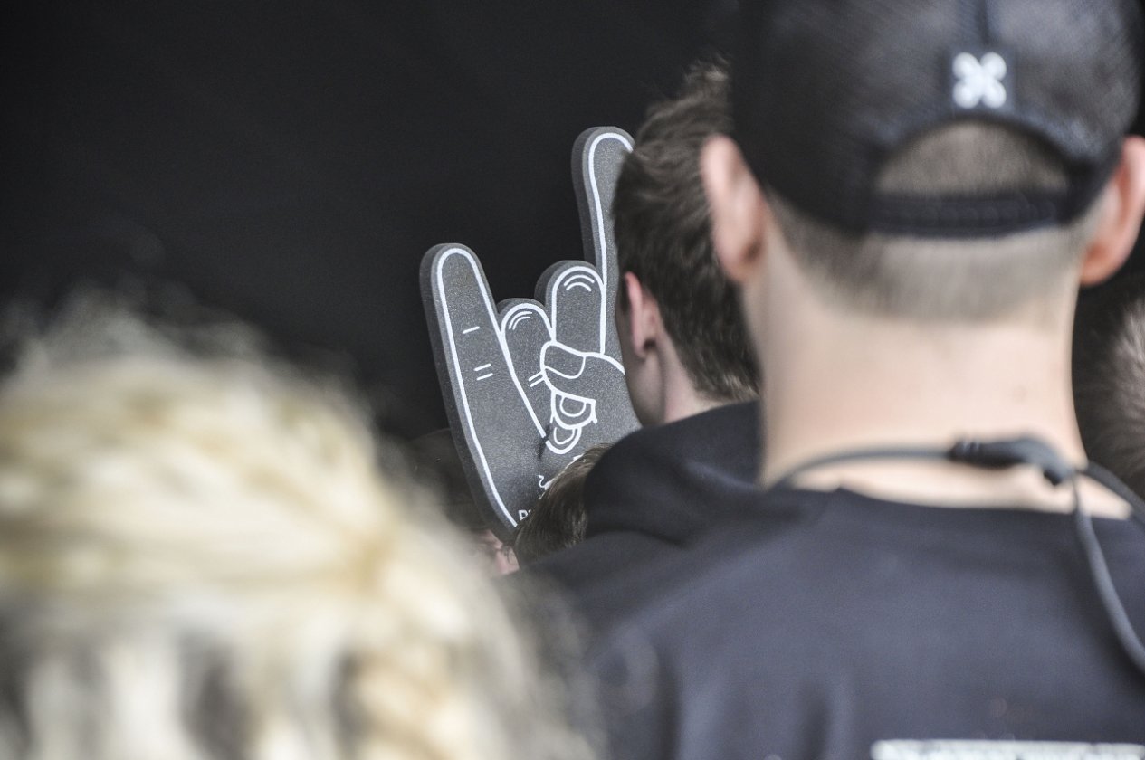 Impressionen und Atmosphäre vom belgischen XXL-Metaltreffen. – Horns up.