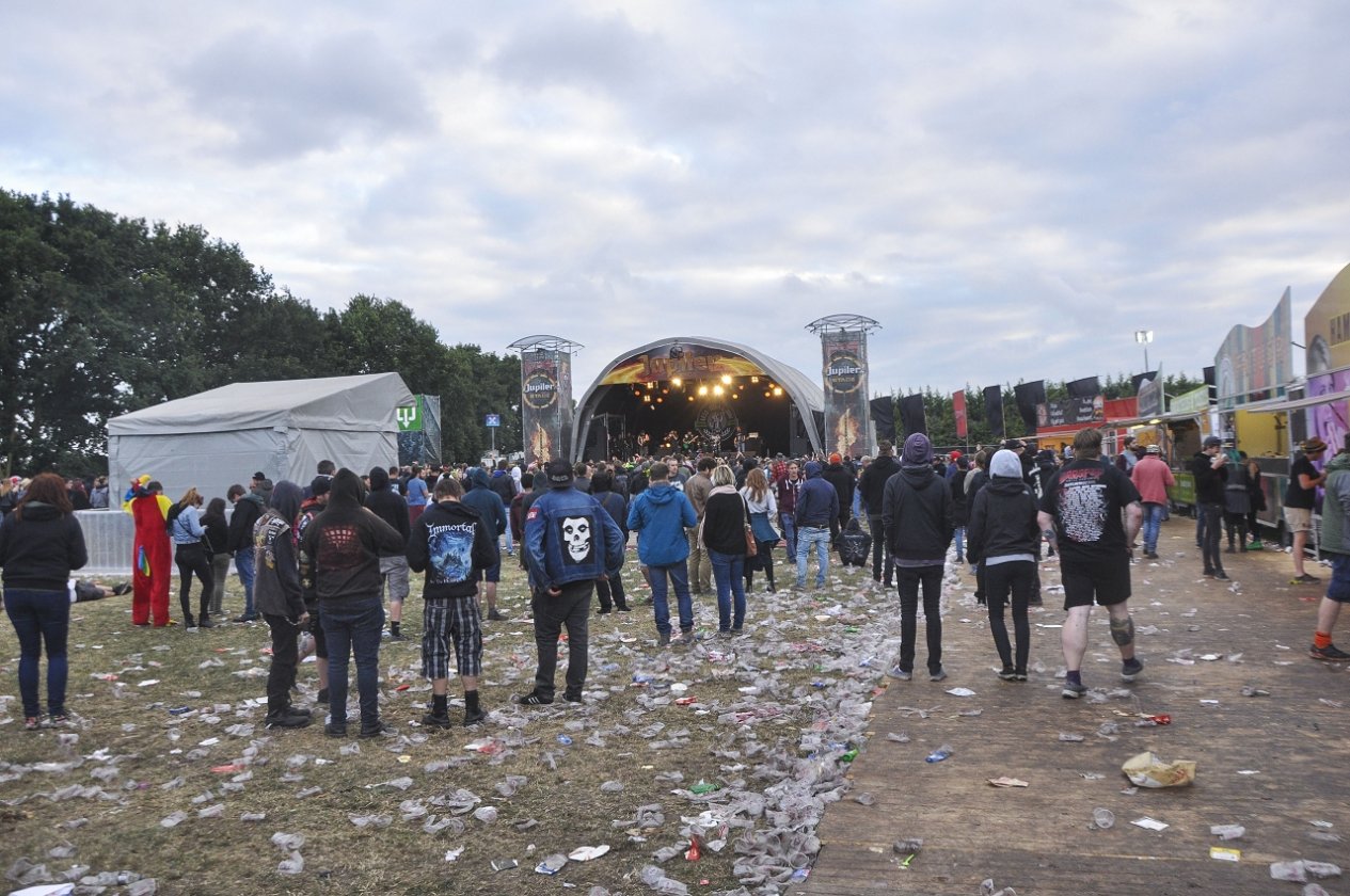 Impressionen und Atmosphäre vom belgischen XXL-Metaltreffen. – Jupiler Stage.
