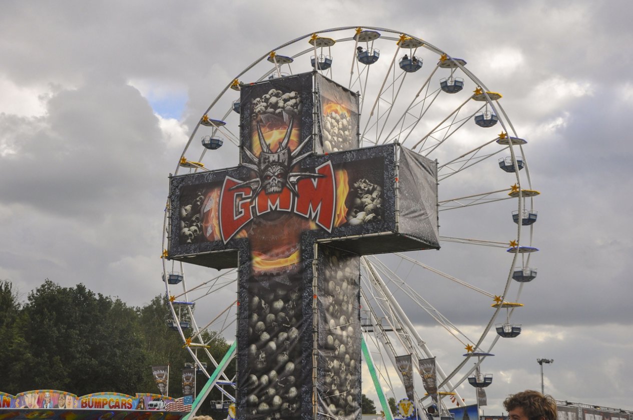Impressionen und Atmosphäre vom belgischen XXL-Metaltreffen. – Kreuze.