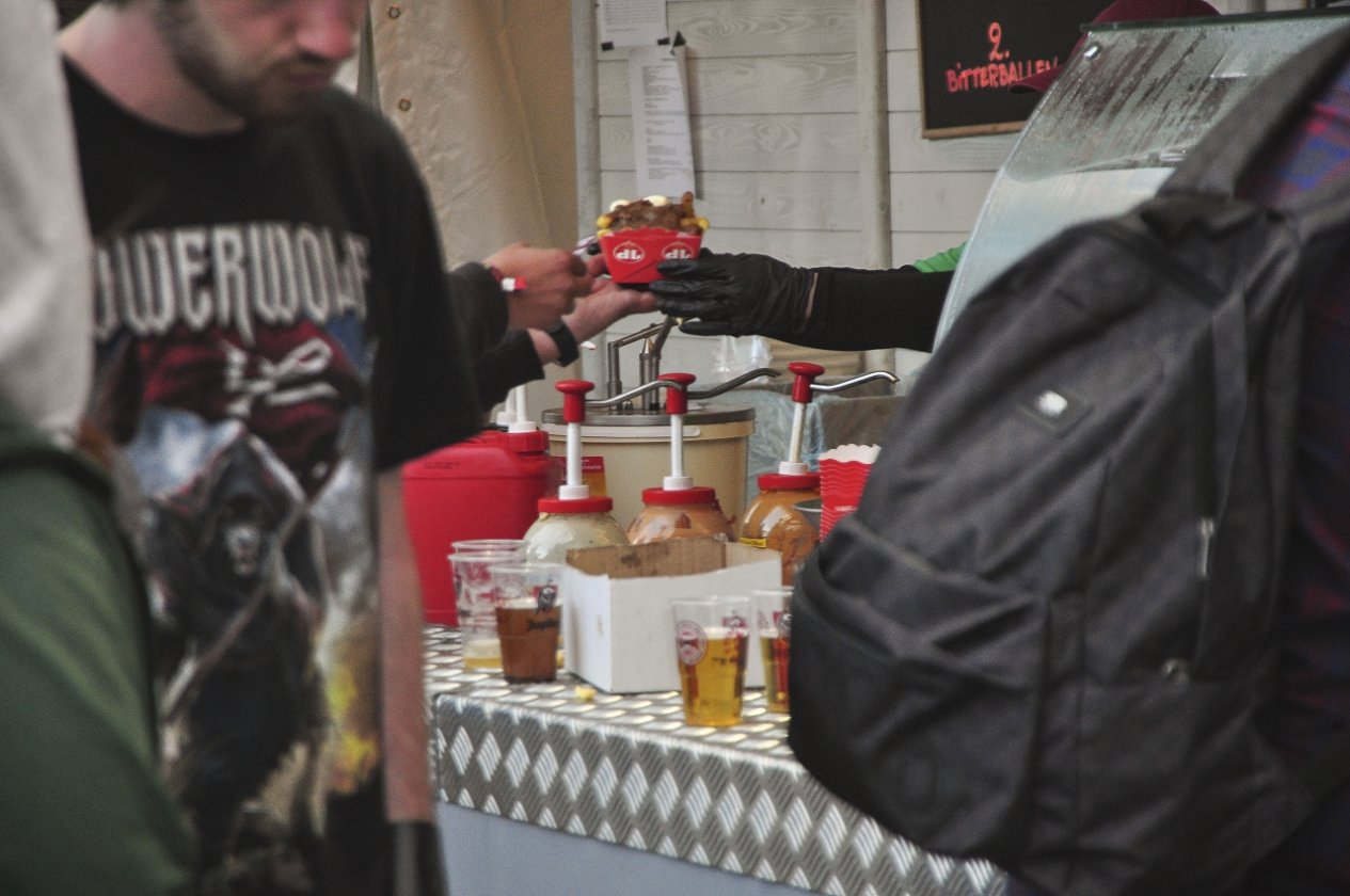 Impressionen und Atmosphäre vom belgischen XXL-Metaltreffen. – Mehr Verpflegung.