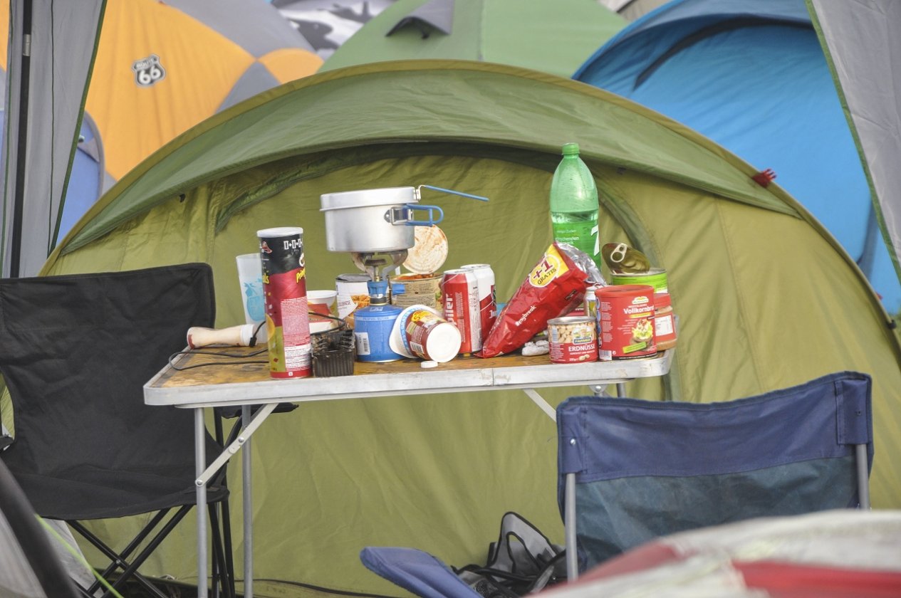 Impressionen und Atmosphäre vom belgischen XXL-Metaltreffen. – Mittagessen.