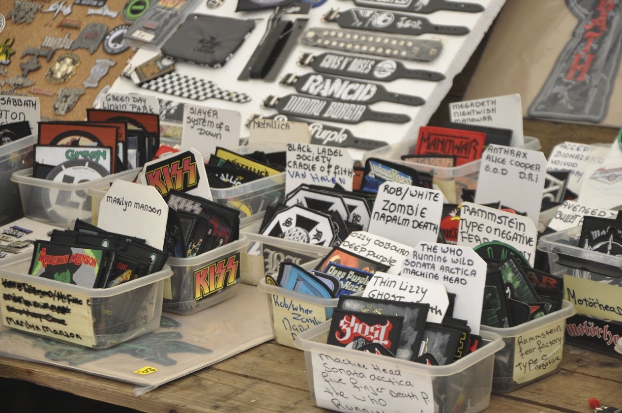 Impressionen und Atmosphäre vom belgischen XXL-Metaltreffen. – Patches.