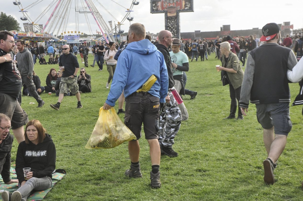 Impressionen und Atmosphäre vom belgischen XXL-Metaltreffen. – Plastiksammler.