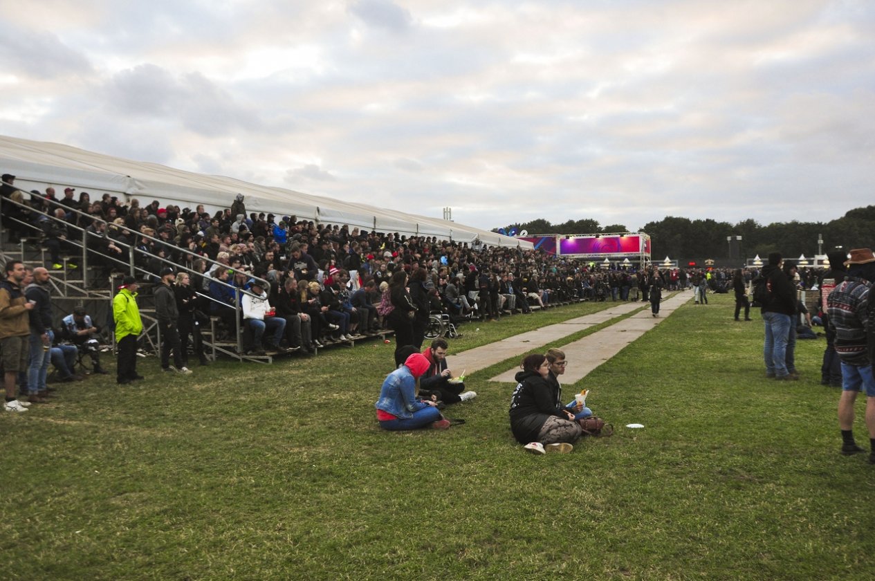 Impressionen und Atmosphäre vom belgischen XXL-Metaltreffen. – Scheiß Tribüne.