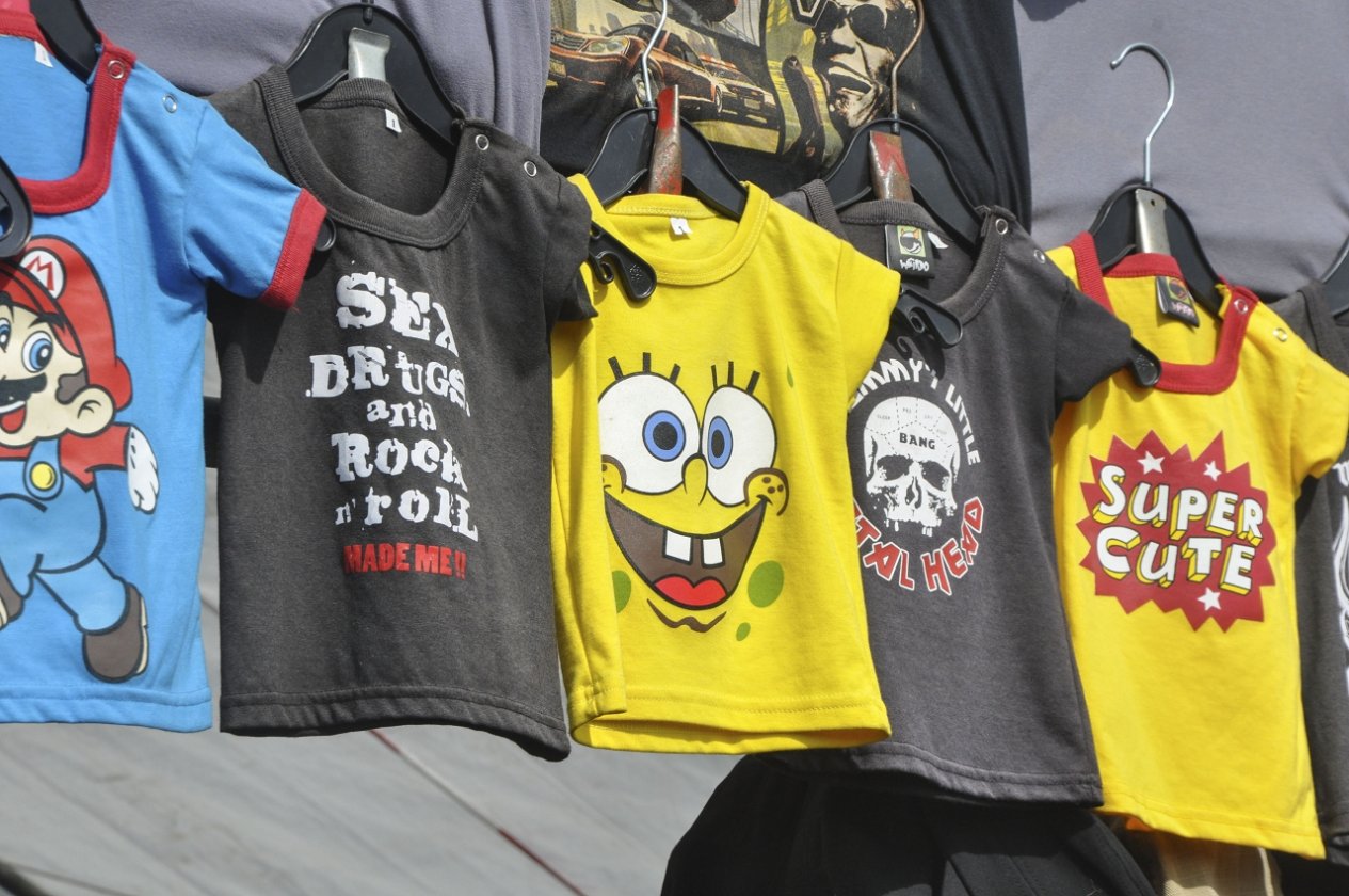Impressionen und Atmosphäre vom belgischen XXL-Metaltreffen. – Shirts.