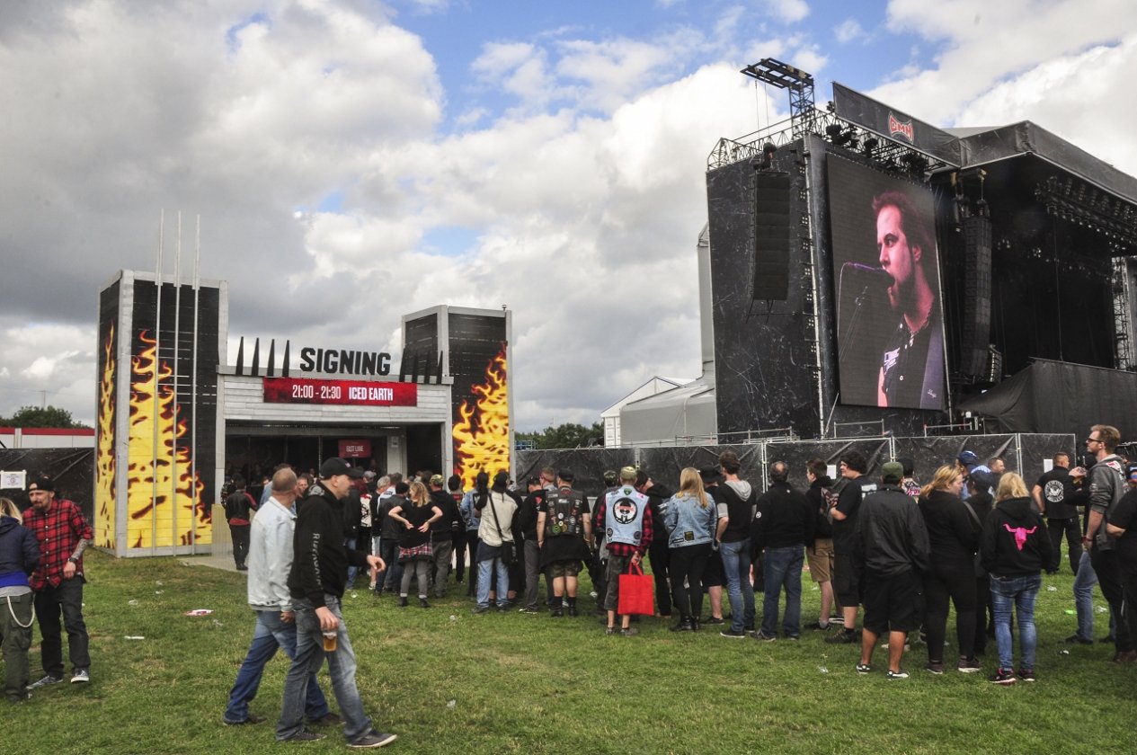 Impressionen und Atmosphäre vom belgischen XXL-Metaltreffen. – Signing Sessions.
