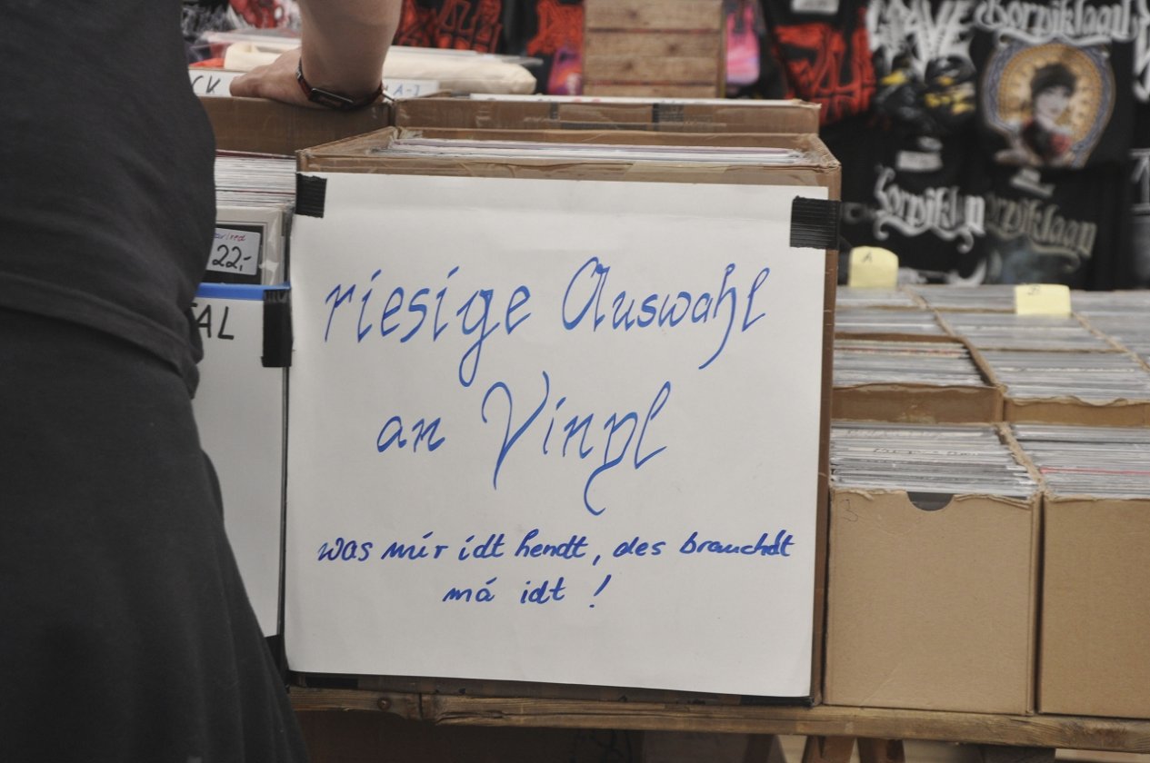Impressionen und Atmosphäre vom belgischen XXL-Metaltreffen. – So sieht das aus.