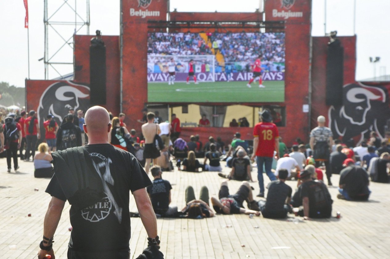 Impressionen und Atmosphäre vom belgischen XXL-Metaltreffen. – Spannung.