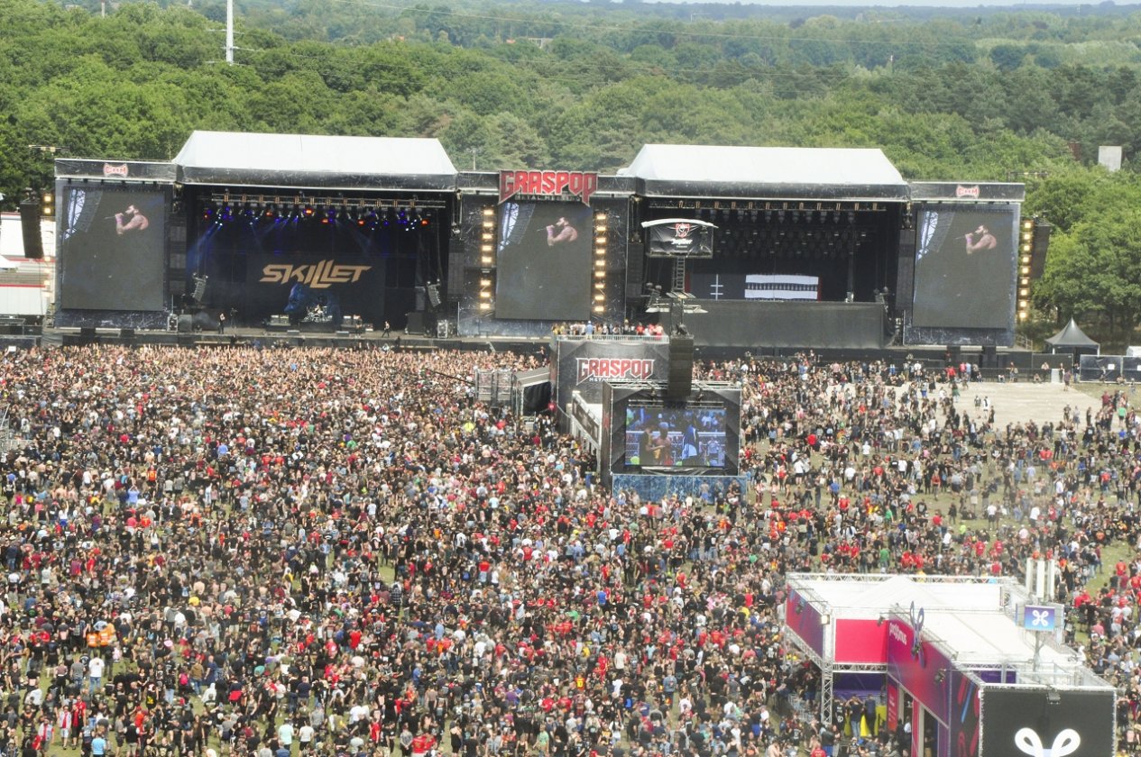 Impressionen und Atmosphäre vom belgischen XXL-Metaltreffen. – … vorne eng.