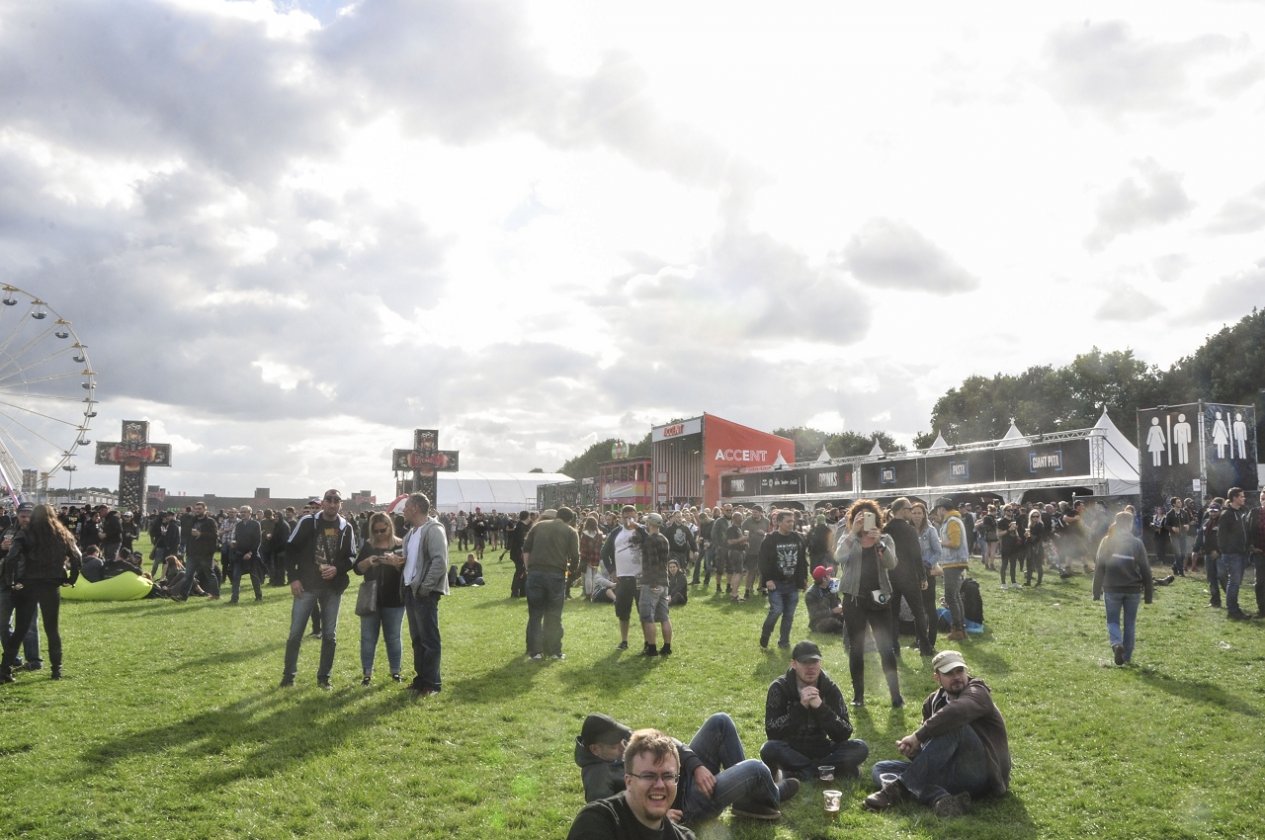 Impressionen und Atmosphäre vom belgischen XXL-Metaltreffen. – Wetter.