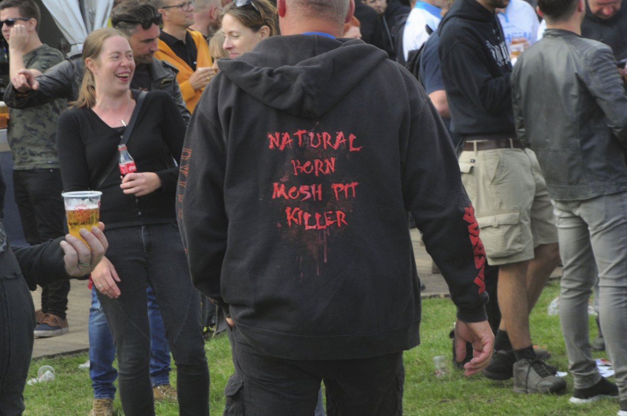 Impressionen und Atmosphäre vom belgischen XXL-Metaltreffen. – Wisst ihr Bescheid.