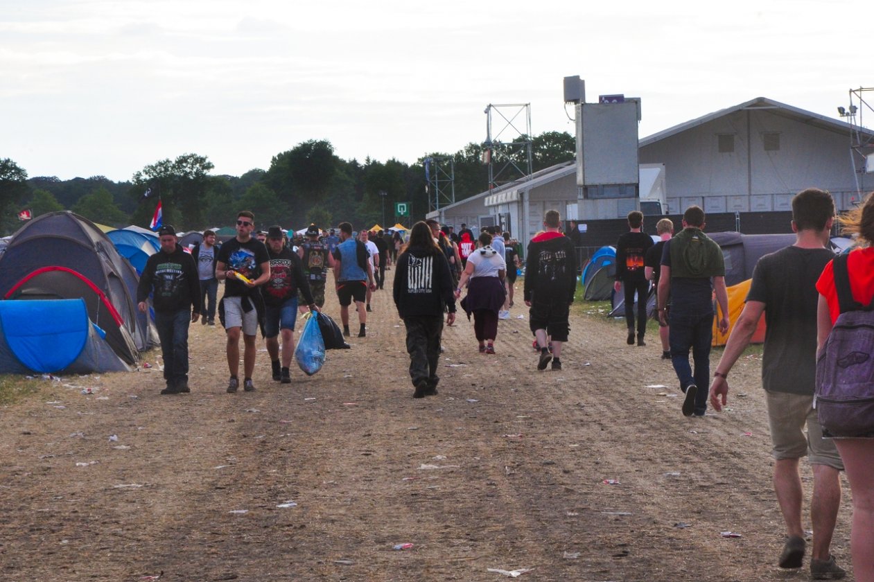 Impressionen und Atmosphäre vom belgischen XXL-Metaltreffen. – Zu den Autos.