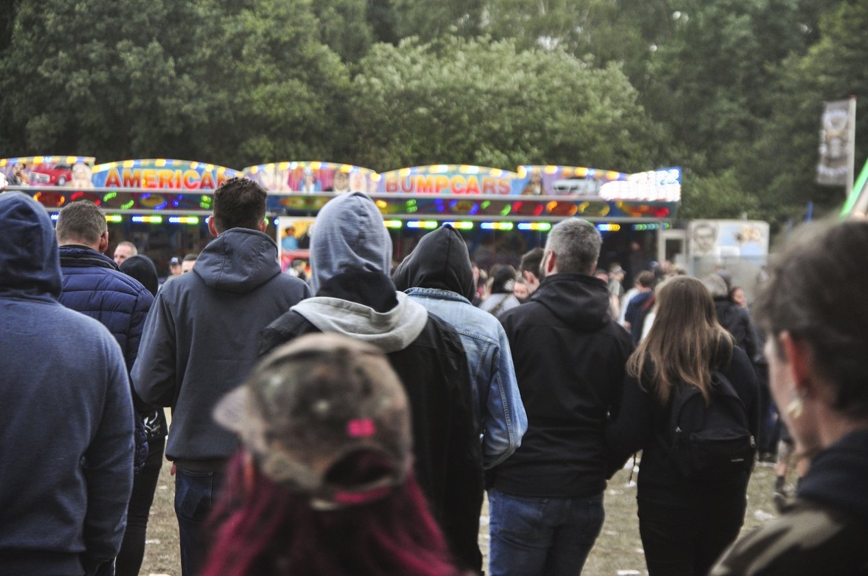 Impressionen und Atmosphäre vom belgischen XXL-Metaltreffen. – Zu den Autoscootern.