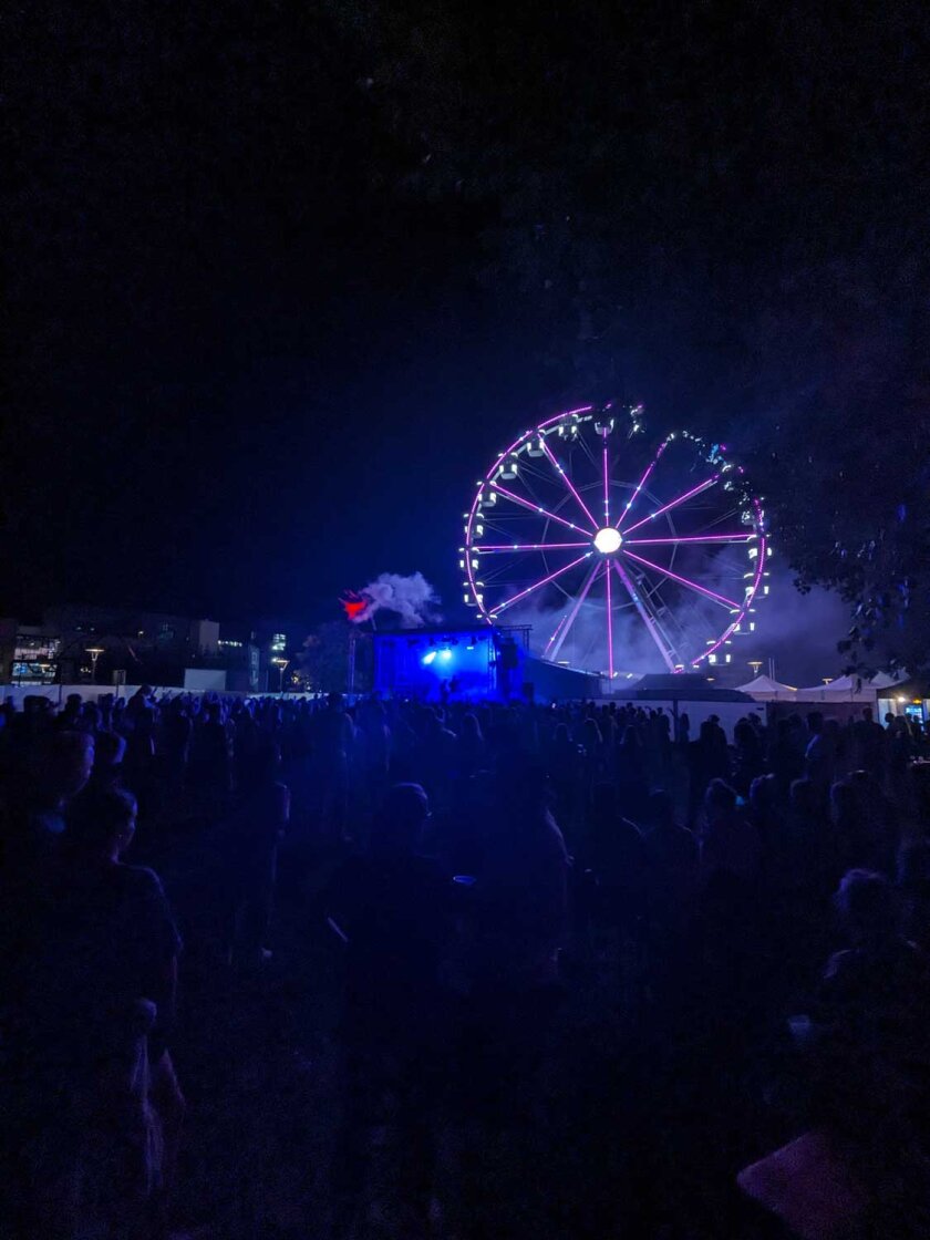 Techno-Legenden, Elektro-Sternchen, Sommer, Sonne direkt am Bodenseeufer. – Der Abend geht am Riesenrad zu Ende.