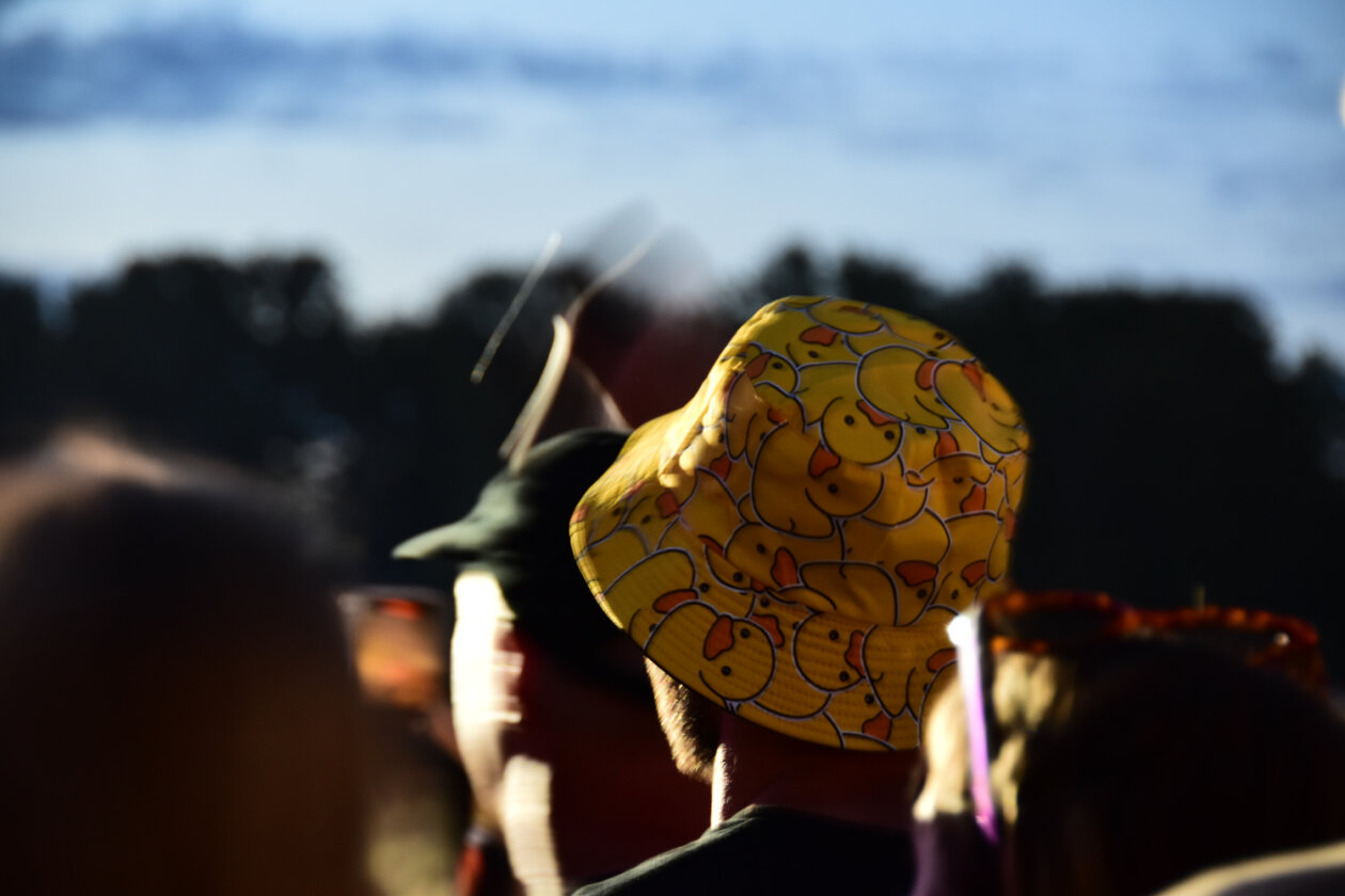 Die Sonne brennt erbarmungslos, und die Party rollt! – Er mit Fischerhaut.