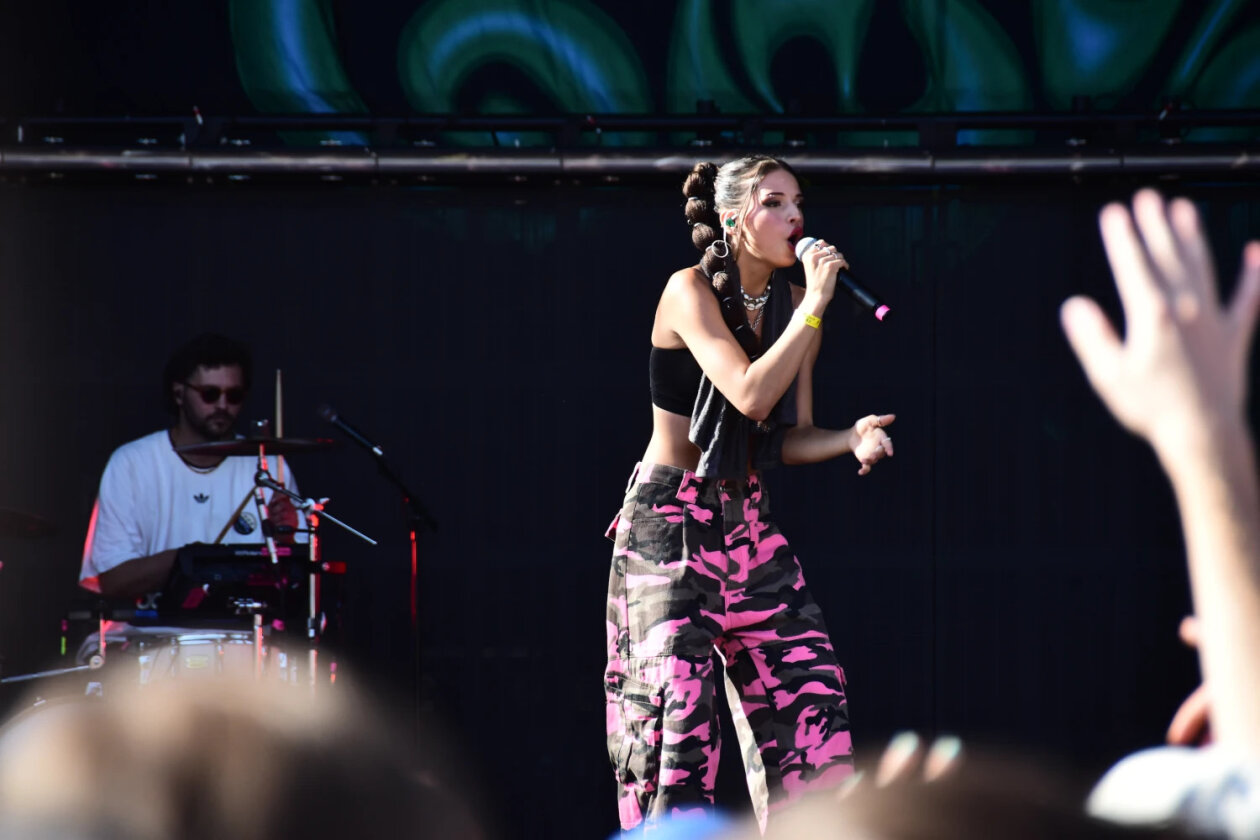 Die Sonne brennt erbarmungslos, und die Party rollt! – Nina Chuba.