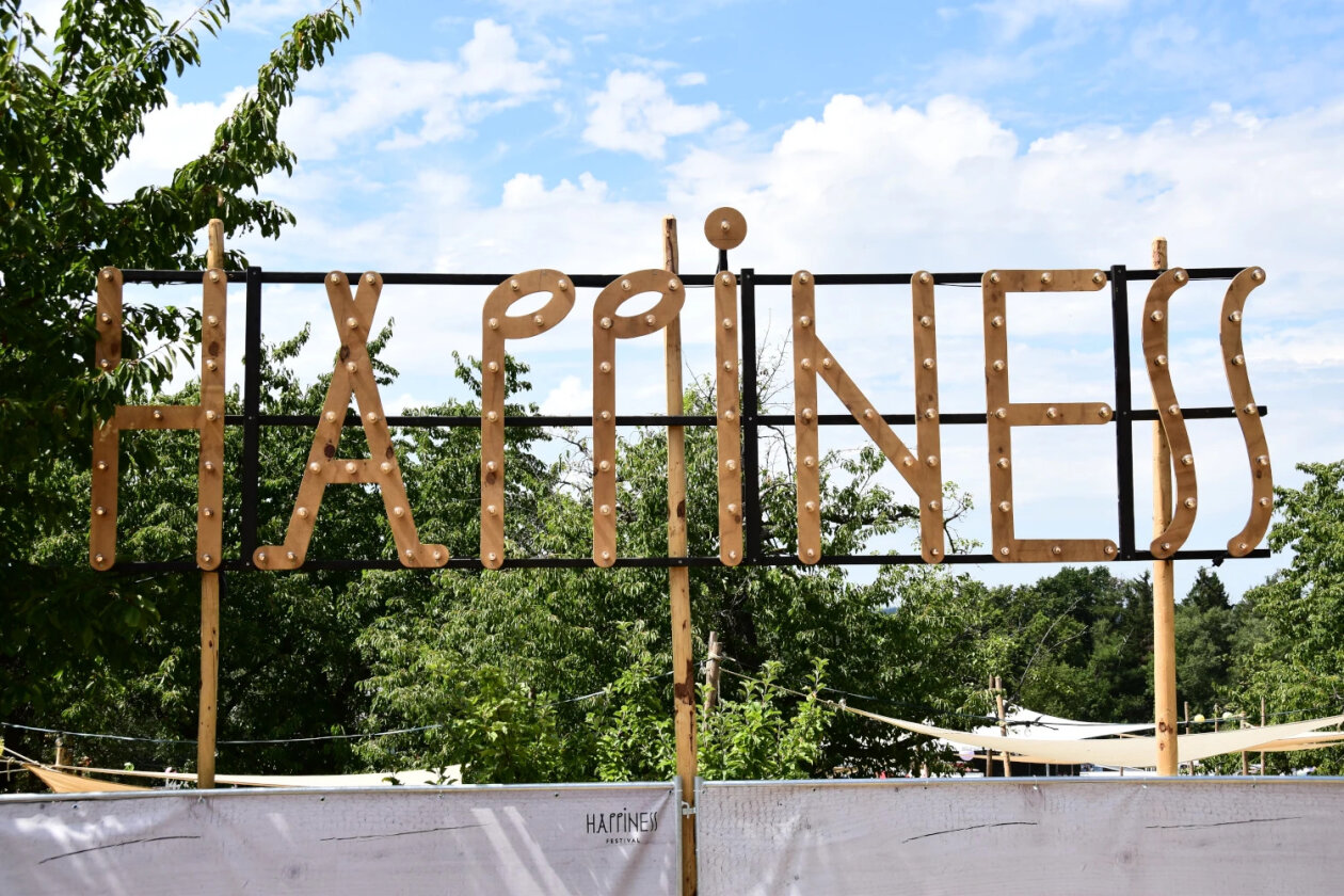 Die Sonne brennt erbarmungslos, und die Party rollt! – Wir sind happy!