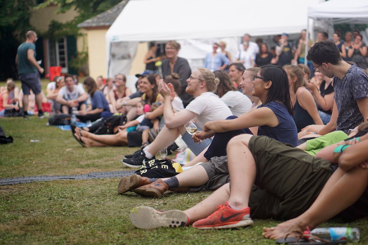 Gisbert zu Knyphausen nutzt das elterliche Weingut im Rheingau jährlich als Festivalgelände. – Erste Reihe. 
