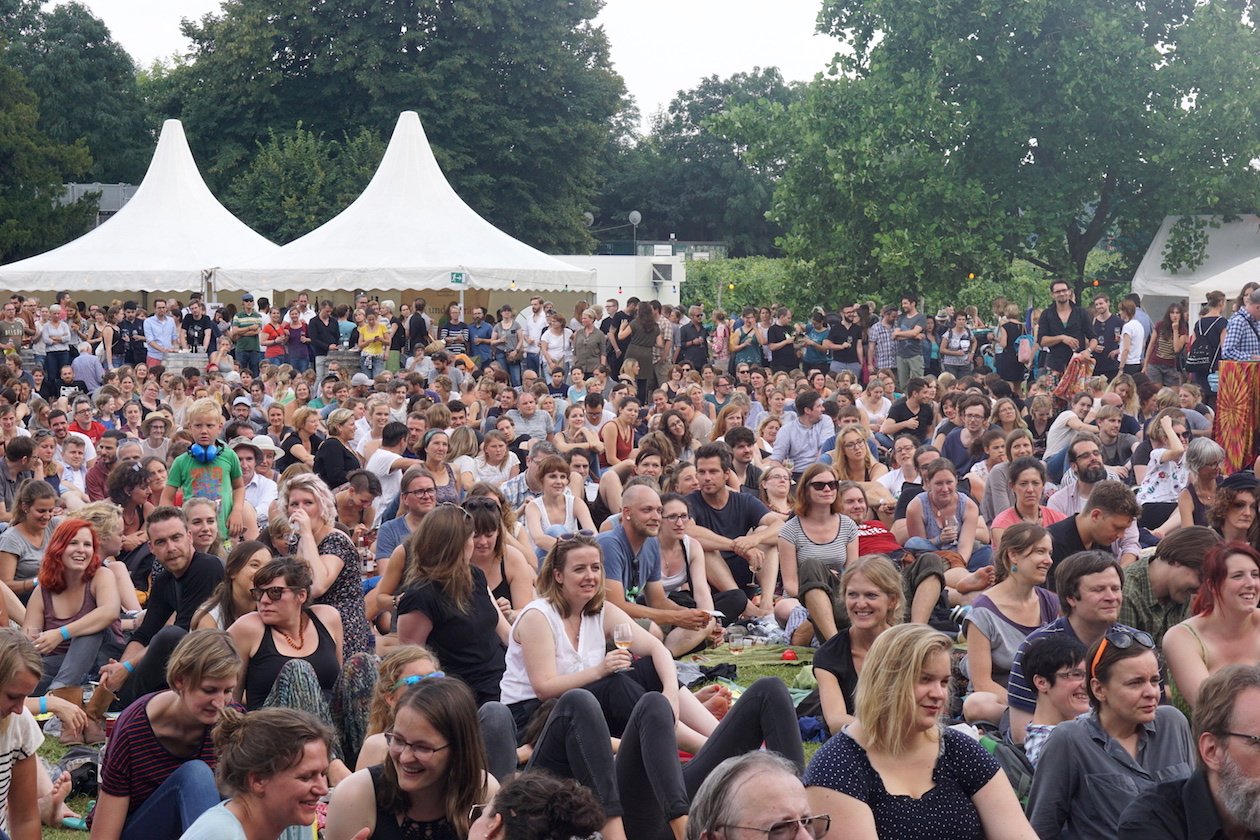 Gisbert zu Knyphausen nutzt das elterliche Weingut im Rheingau jährlich als Festivalgelände. – Gemütlich wie eh und je: das Heimspiel Knyphausen 2016. 
