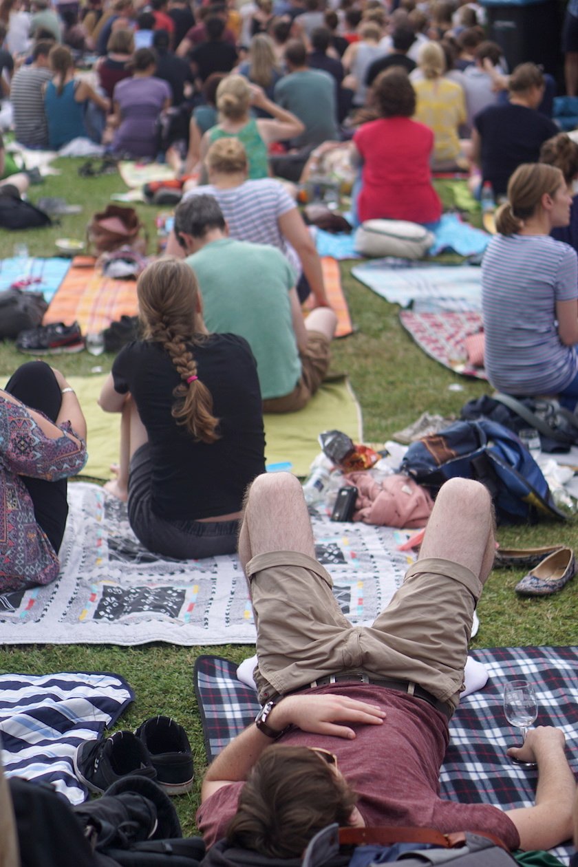 Gisbert zu Knyphausen nutzt das elterliche Weingut im Rheingau jährlich als Festivalgelände. – ... im Liegen und im Sitzen. 