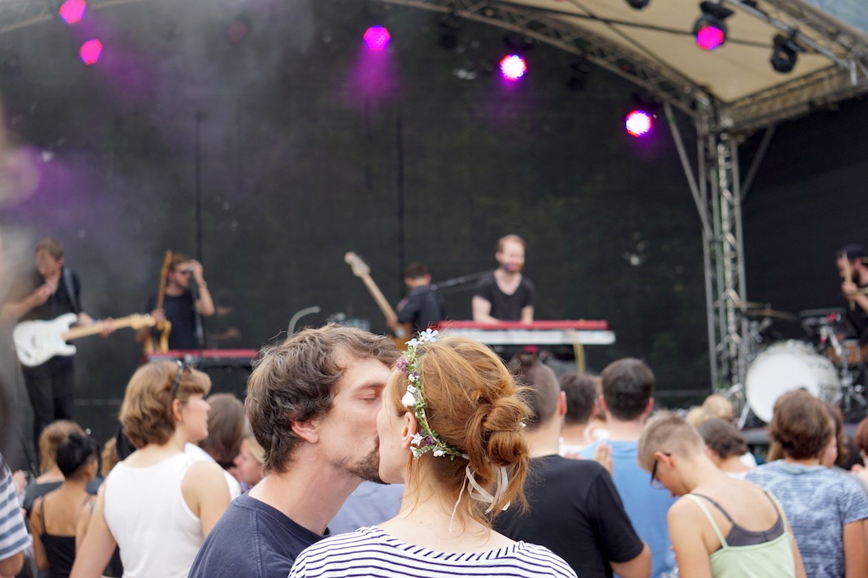 Gisbert zu Knyphausen nutzt das elterliche Weingut im Rheingau jährlich als Festivalgelände. – Relax.