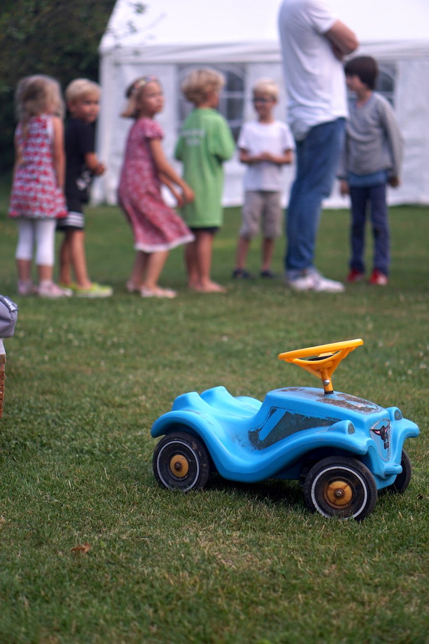 Gisbert zu Knyphausen nutzt das elterliche Weingut im Rheingau jährlich als Festivalgelände. – Trotz Weinausschank: mehr Kinder als Betrunkene. 