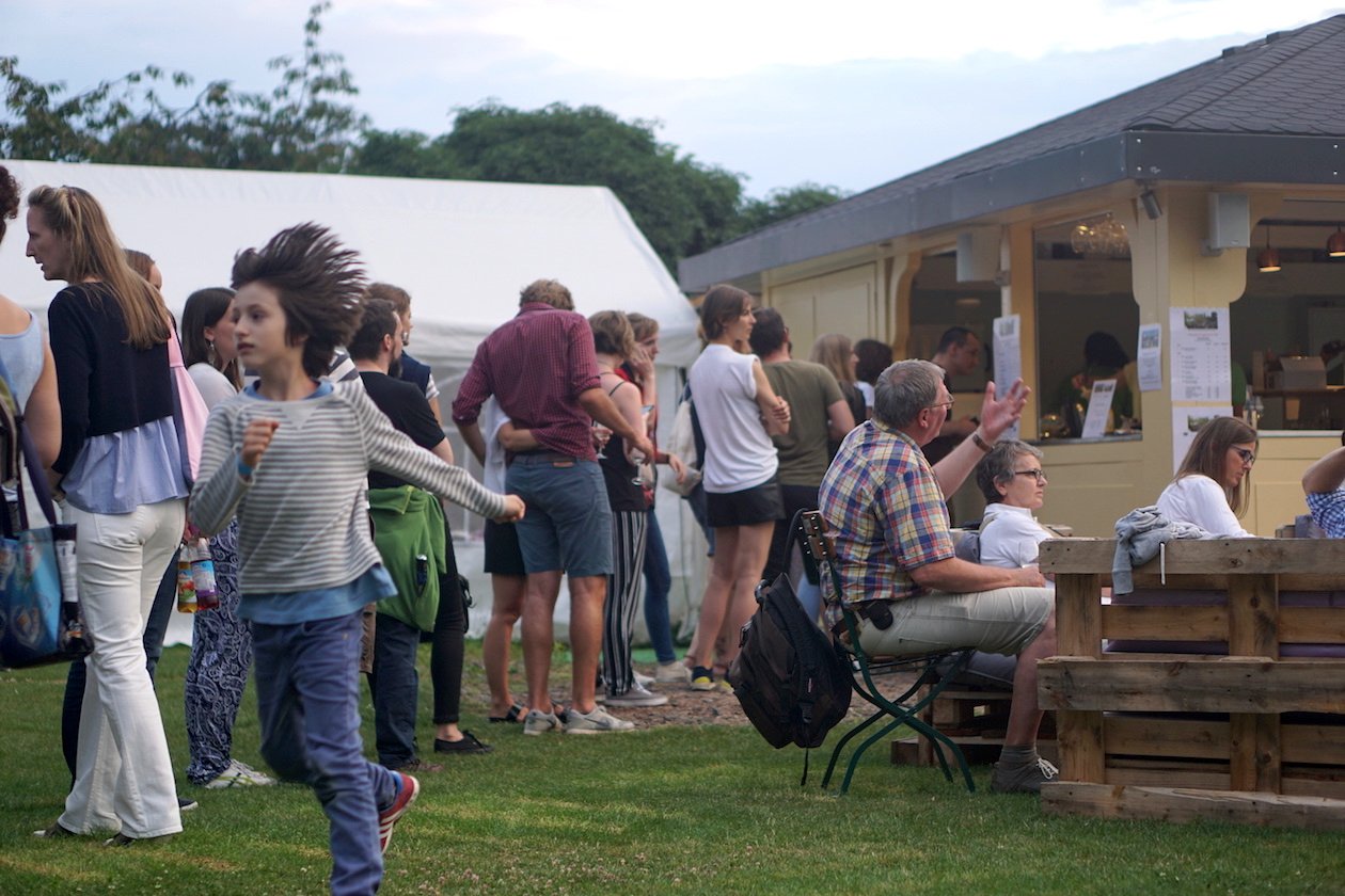 Gisbert zu Knyphausen nutzt das elterliche Weingut im Rheingau jährlich als Festivalgelände. – Waffeln gabs für 2 Euro. 