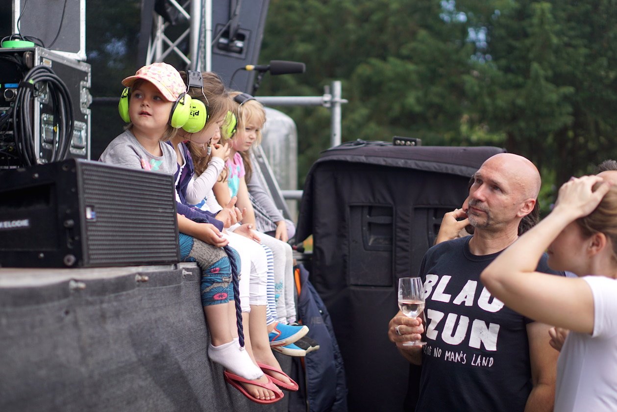 Element Of Crime, Notwist und Annenmaykantereit als Ersatz für die erkrankte Judith Holofernes: So war das Heimspiel Knyphausen 2017. – Was steht denn da auf dem Sticker?