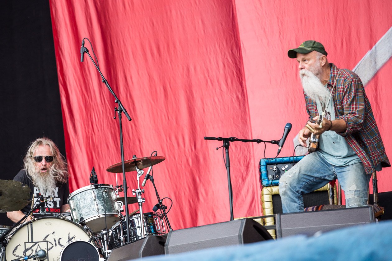 78.000 Fans auf der Sandrennbahn Eichenring! – Seasick Steve und 'Band'.