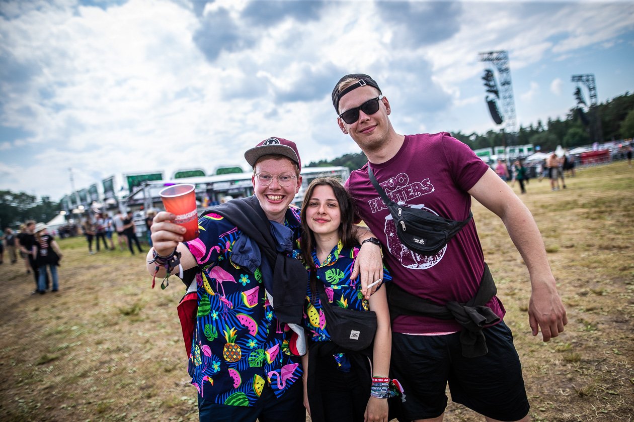 Foo Fighters, The Cure, Die Toten Hosen u.v.a.: Schaulaufen der Alternative-Stars. – Die Besucher haben Spaß bei dem super Festivalwetter.