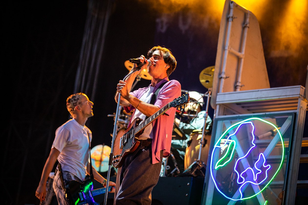 Foo Fighters, The Cure, Die Toten Hosen u.v.a.: Schaulaufen der Alternative-Stars. – Bilderbuch.