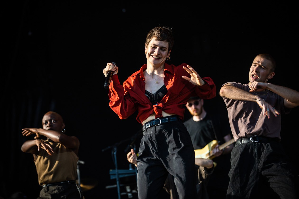 Foo Fighters, The Cure, Die Toten Hosen u.v.a.: Schaulaufen der Alternative-Stars. – Christine And The Queens.