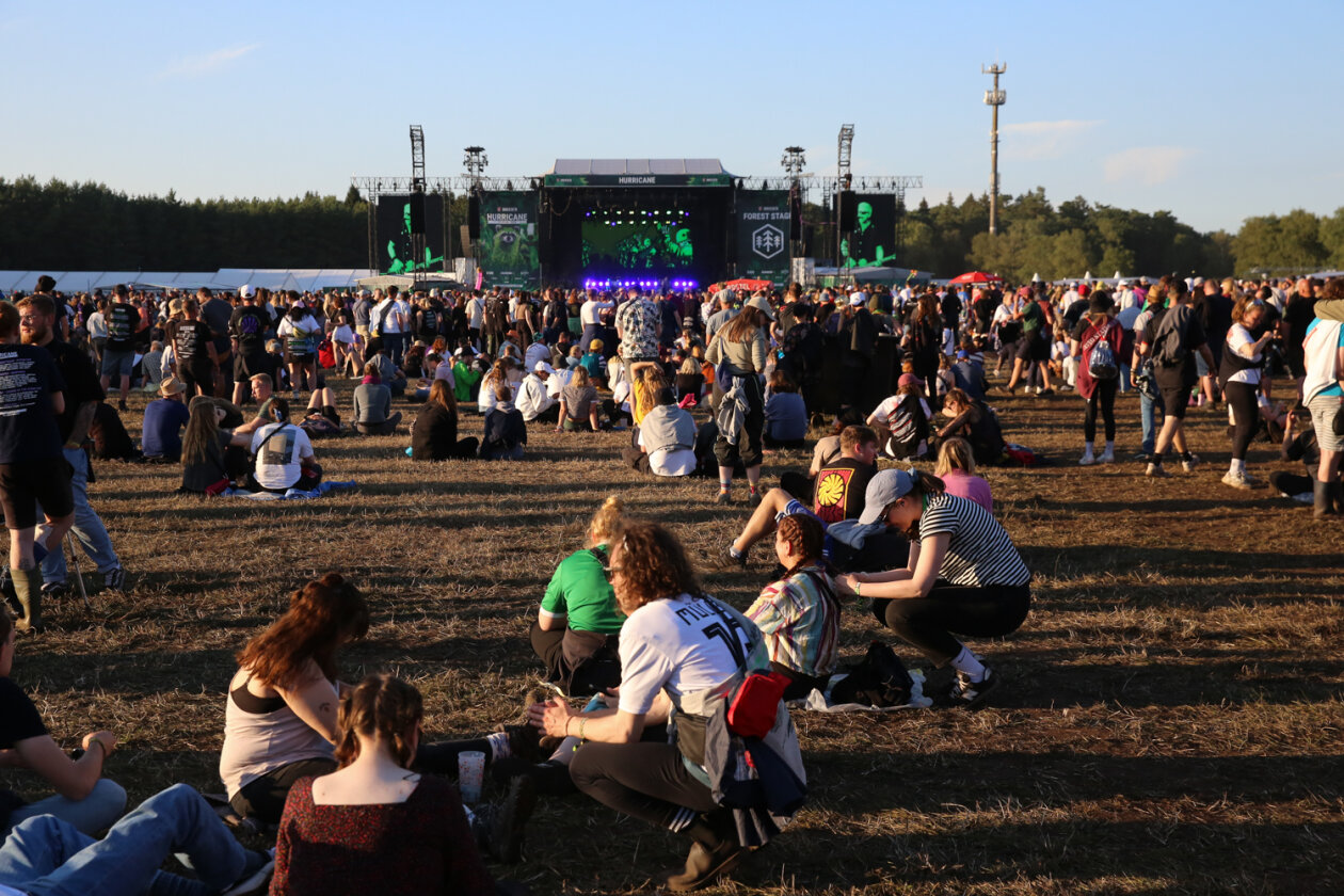 Der Festivaltsonntag ließ die Fans noch einmal ausrasten: Bring Me The Horizon, Deichkind, Feine Sahne Fischfielt, Sum 41, The Offspring u.a. – Abendstimmung.