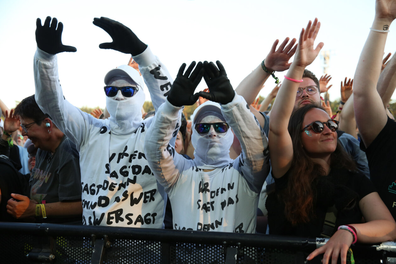 Der Festivaltsonntag ließ die Fans noch einmal ausrasten: Bring Me The Horizon, Deichkind, Feine Sahne Fischfielt, Sum 41, The Offspring u.a. – Deichkinder.