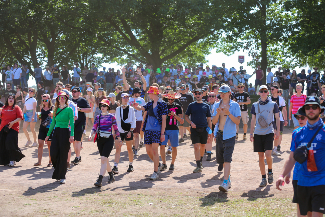 Sonne satt in Scheeßel: Rise Against, Electric Callboy, Biffy Clyro, Olli Schulz, The Prodigy, Hot Water Music u.a. – Auf dem Weg zur Hauptbühne.