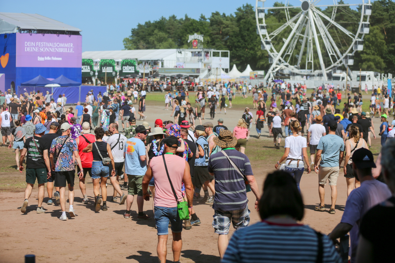 Sonne satt in Scheeßel: Rise Against, Electric Callboy, Biffy Clyro, Olli Schulz, The Prodigy, Hot Water Music u.a. – Es beginnt! Sonne satt.