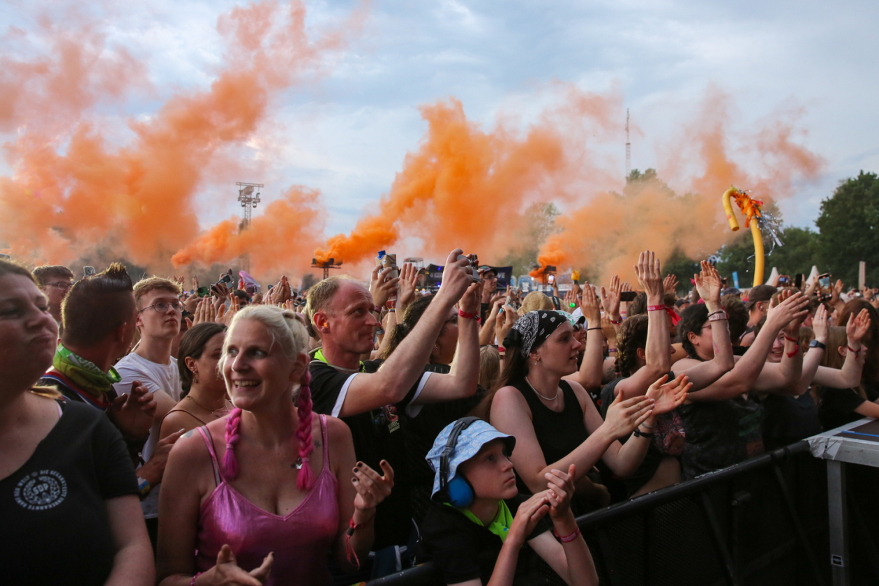 Sonne satt in Scheeßel: Rise Against, Electric Callboy, Biffy Clyro, Olli Schulz, The Prodigy, Hot Water Music u.a. – Es liegt was in der Luft ...