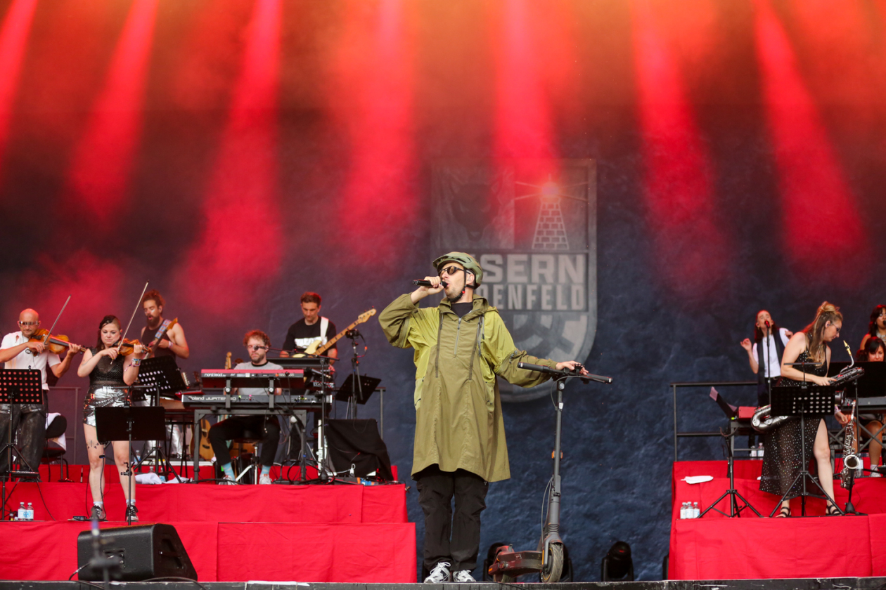 Sonne satt in Scheeßel: Rise Against, Electric Callboy, Biffy Clyro, Olli Schulz, The Prodigy, Hot Water Music u.a. – Jan Böhmermann & Das RTO Ehrenfeld.