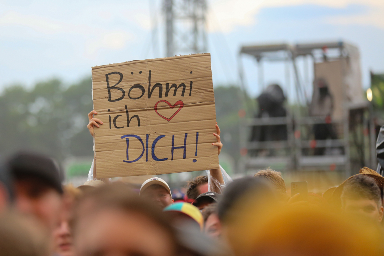Sonne satt in Scheeßel: Rise Against, Electric Callboy, Biffy Clyro, Olli Schulz, The Prodigy, Hot Water Music u.a. – Jan Böhmermann & Das RTO Ehrenfeld.