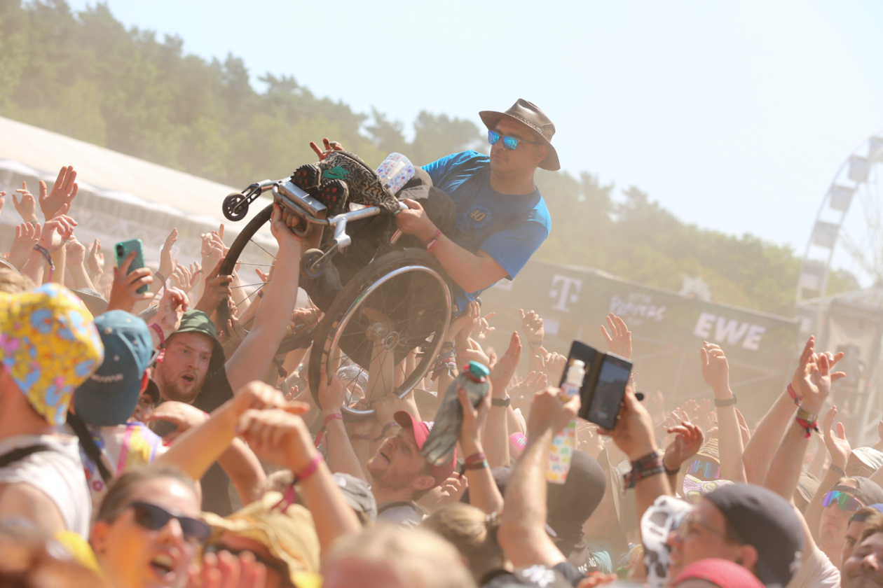 Sonne satt in Scheeßel: Rise Against, Electric Callboy, Biffy Clyro, Olli Schulz, The Prodigy, Hot Water Music u.a. – Oben auf!
