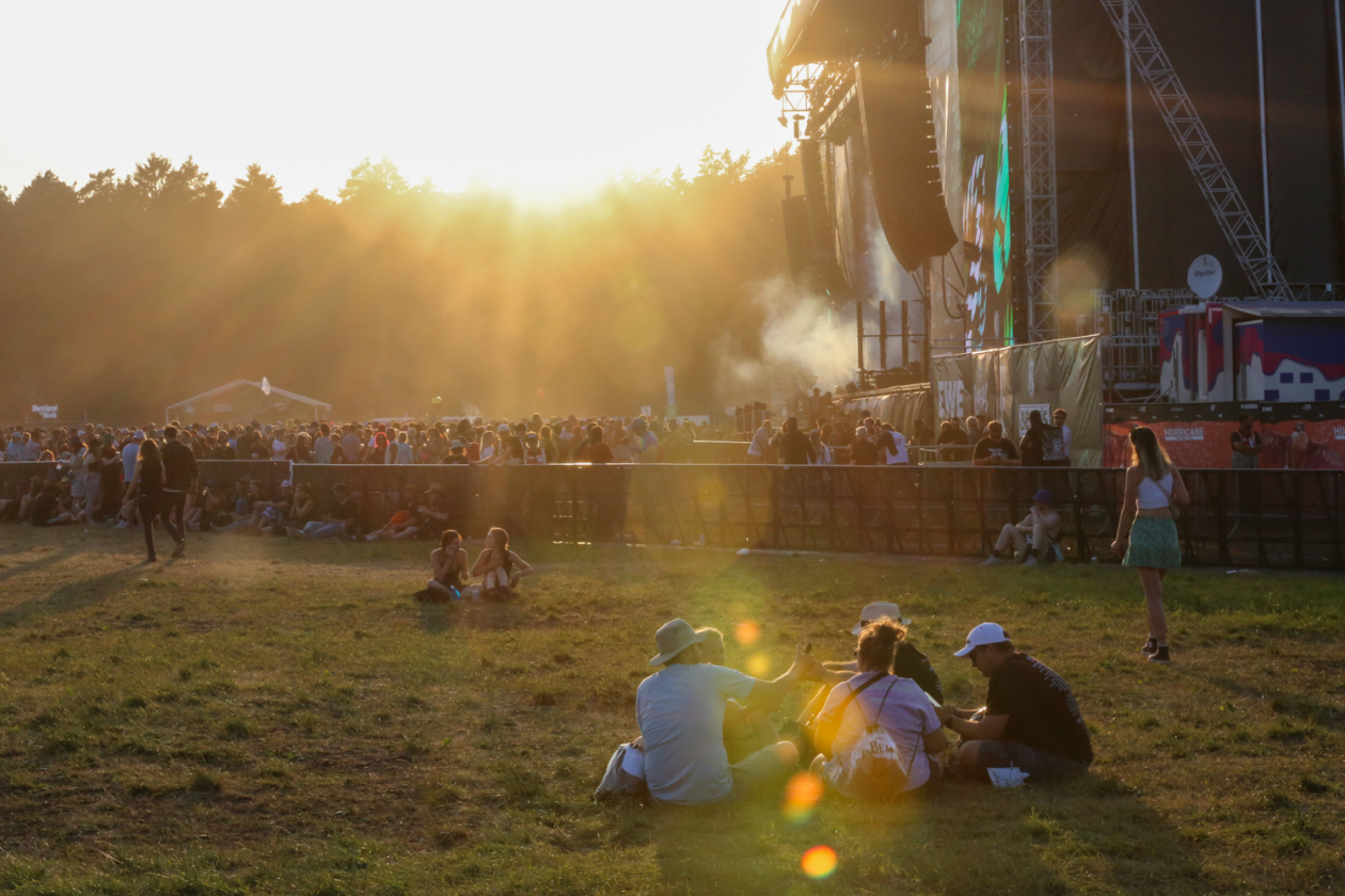 Sonne satt in Scheeßel: Rise Against, Electric Callboy, Biffy Clyro, Olli Schulz, The Prodigy, Hot Water Music u.a. – Der Tag geht, die Headliner kommen. 