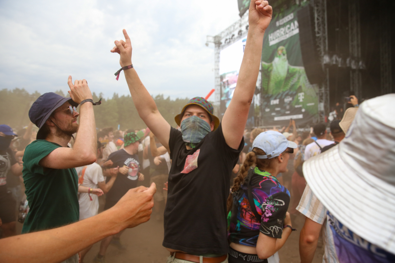 Sonne satt in Scheeßel: Rise Against, Electric Callboy, Biffy Clyro, Olli Schulz, The Prodigy, Hot Water Music u.a. – Vorbereitung auf den Moshpit.