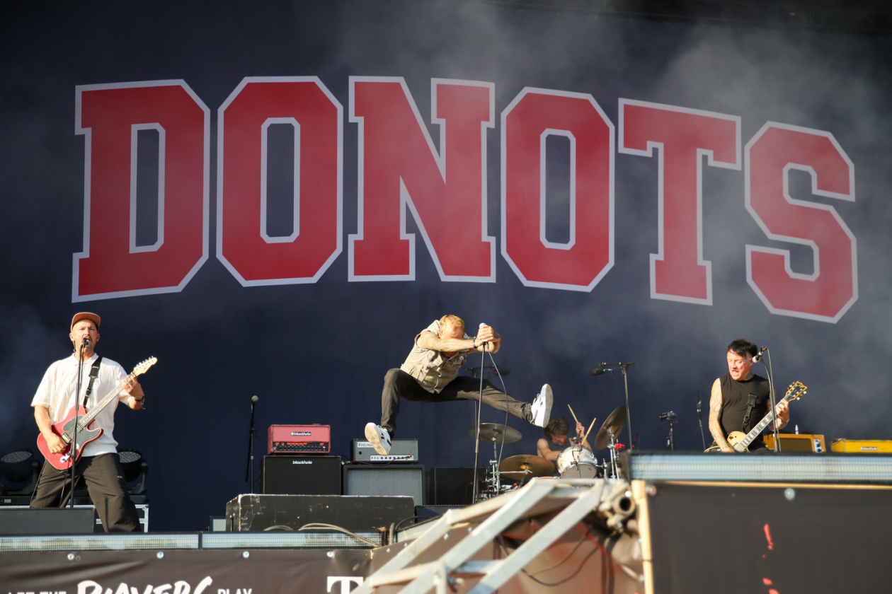 Sommer über dem Eichenring: Twenty One Pilots, Kraftklub, Billy Talent The Offspring, Donots, Yungblud, Nothing But Thieves u.v.a. feiern mit fast 80.000 Fans. – Donots.