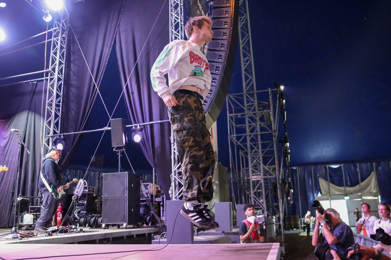 Sommer über dem Eichenring: Twenty One Pilots, Kraftklub, Billy Talent The Offspring, Donots, Yungblud, Nothing But Thieves u.v.a. feiern mit fast 80.000 Fans. – Militarie Gun.